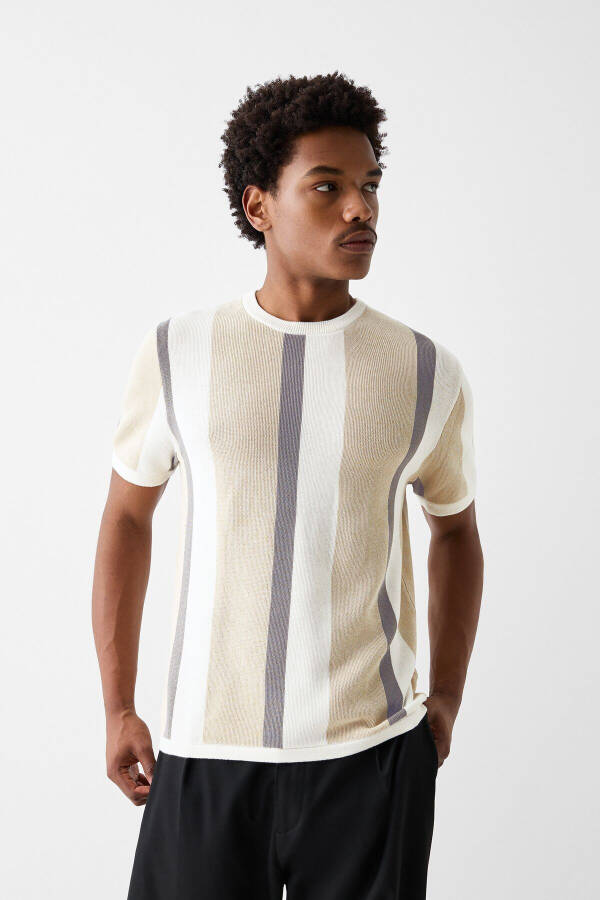 Short-sleeved textured striped t-shirt - 1