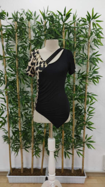 Short-sleeved viscose blouse with leopard print, stripe detail and V-neck. - 6