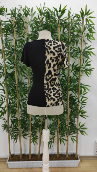 Short-sleeved viscose blouse with leopard print, stripe detail and V-neck. - 7