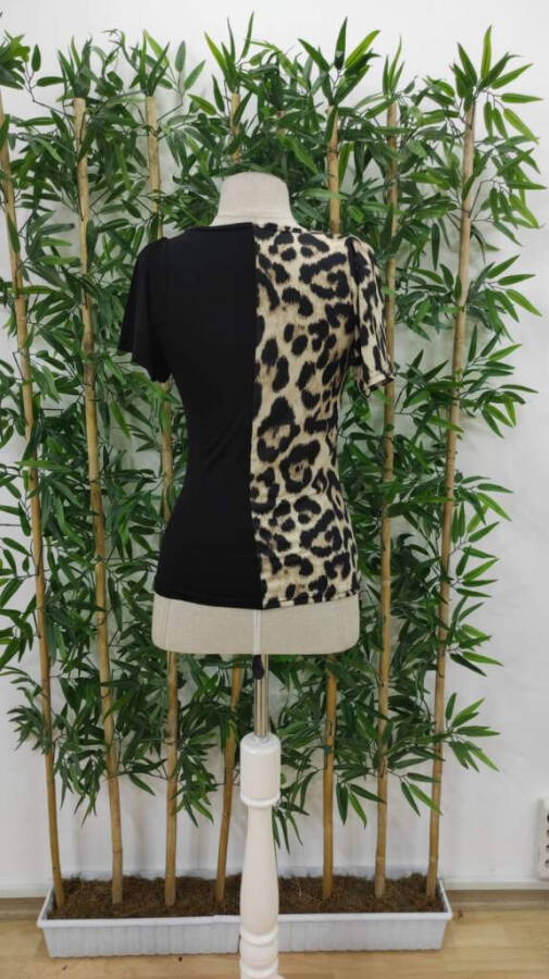 Short-sleeved viscose blouse with leopard print, stripe detail and V-neck. - 7