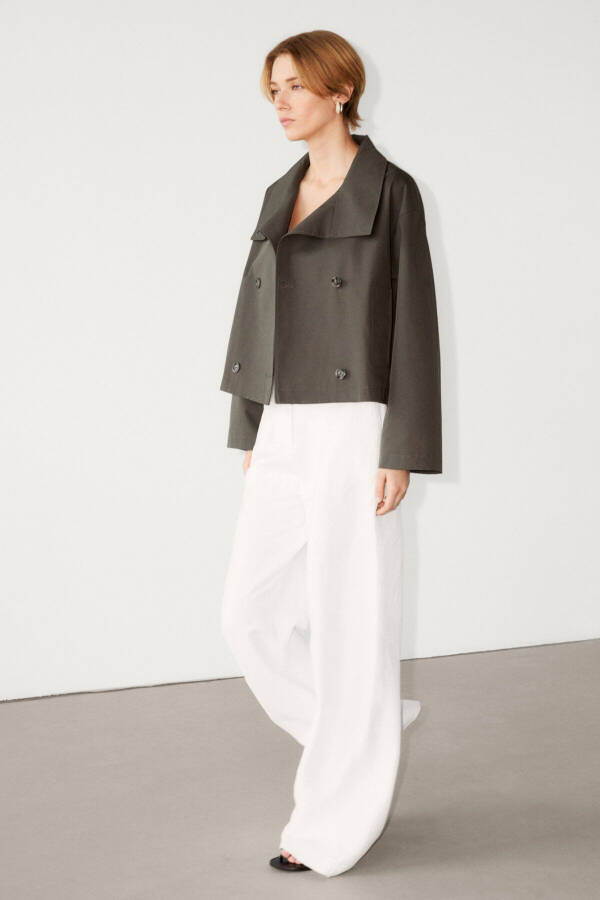 Short trench coat with a stand-up collar - 2