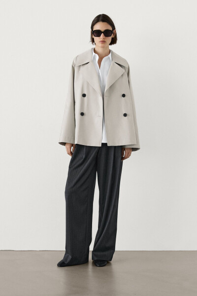 Short trench coat with pleats - 9