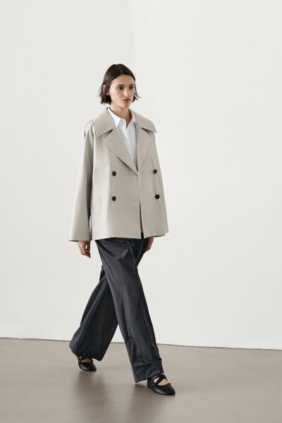 Short trench coat with pleats - 12