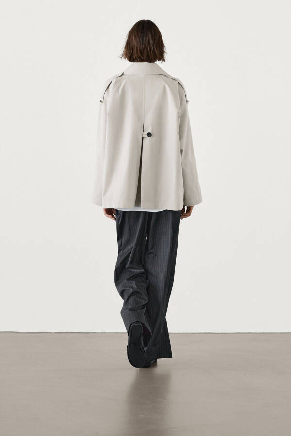 Short trench coat with pleats - 13