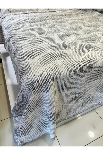 Single bed duvet set with elastic sheet and grey delta pattern. - 7