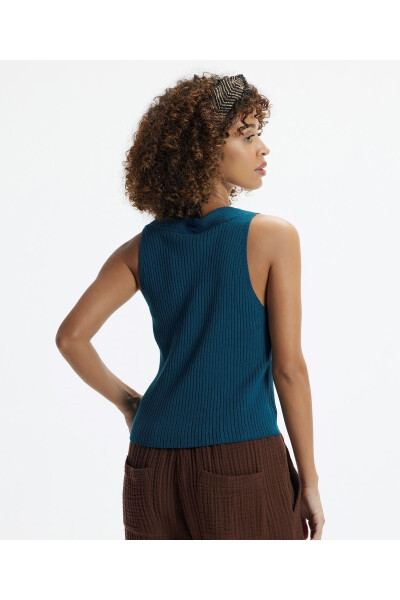 Sleeveless V-Neck Sweater - 4