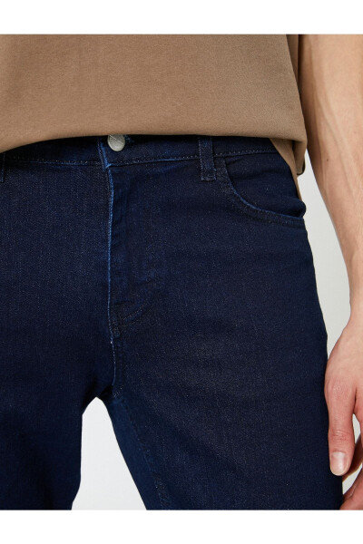 Slim fit jeans with pockets and buttons. - 4