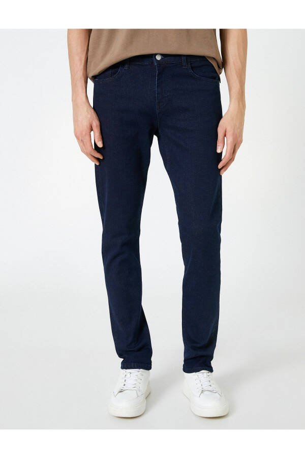 Slim fit jeans with pockets and buttons. - 6