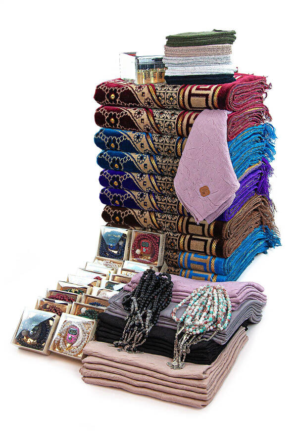 Sultan 20 Person Hajj and Umrah Gift Velvet Prayer Rug Set - 2