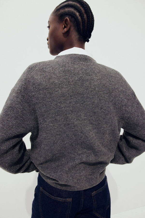 Sweater with elastic knit details - 5