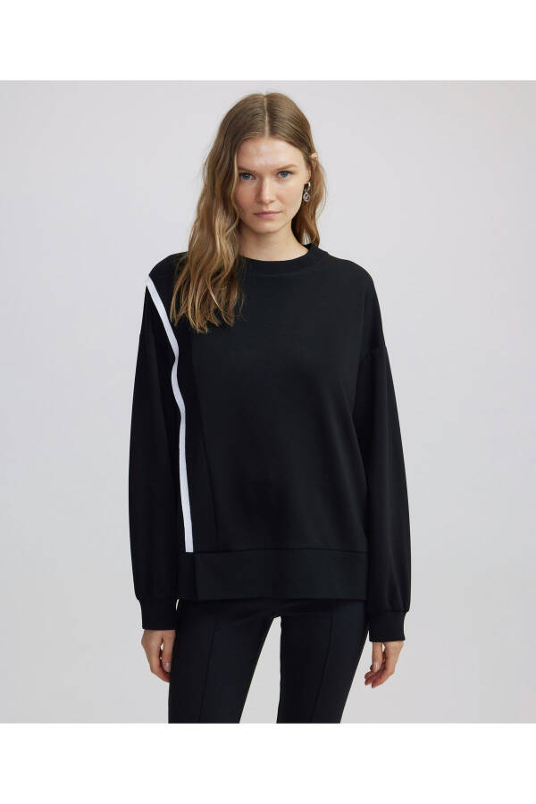 Sweatshirt with contrast stripes - 7