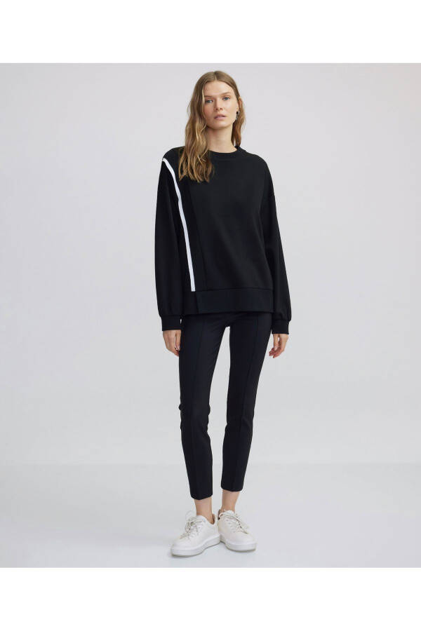 Sweatshirt with contrast stripes - 8