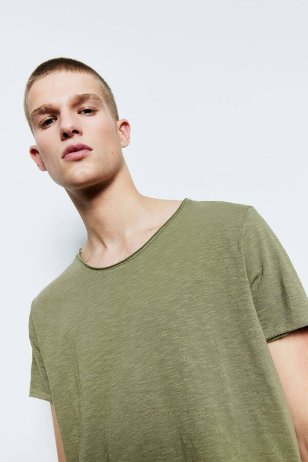 T-shirt with a curved hem - 1