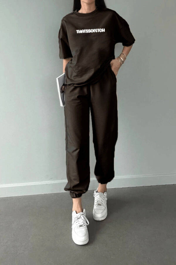 Thatssofetch T-shirt Jogger Shimlar - Qahva Bosma Yuqori va Pastki Sport Kostyumi Oversize Velosiped Yaka - 1