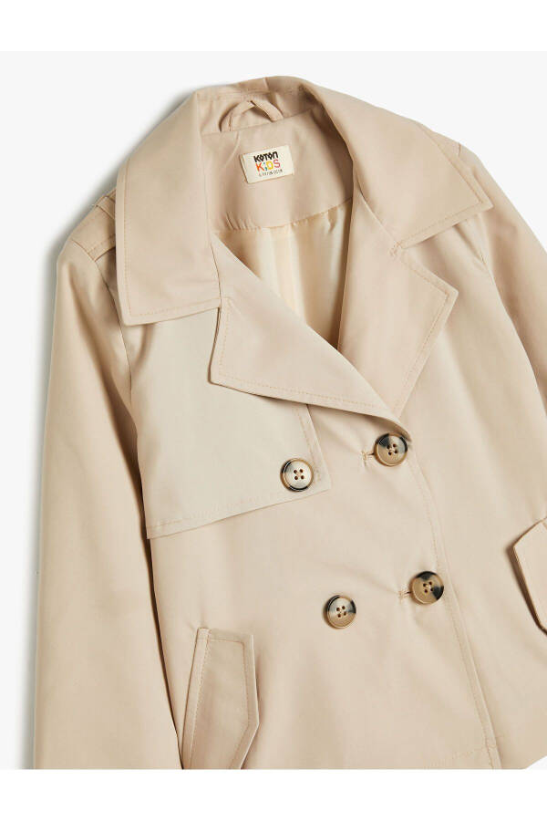 Trench coat with lapel collar, long sleeves, button closure and pocket details. - 3