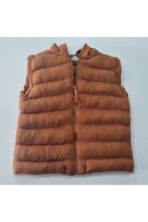 Unisex baby vest with cinnamon color, fiber filling, bone zipper and hood. - 1