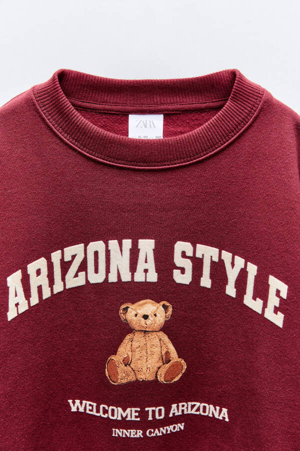 Wine-colored sweatshirt with a bear and slogan - 3