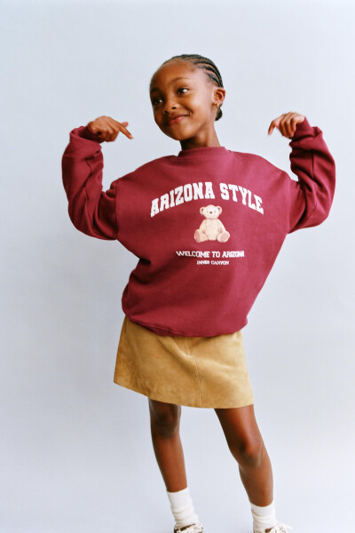 Wine-colored sweatshirt with a bear and slogan - 4