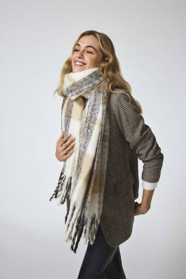 Women's Checkered Fringed Scarf - 15297974 - 1