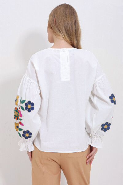 Women's White Crew Neck Embroidered Woven Blouse ALC-X11376 - 4