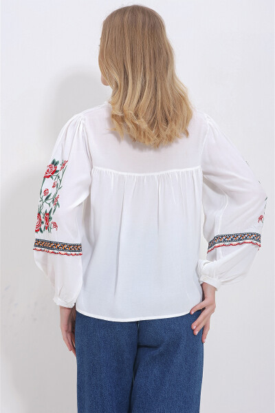 Women's White Robe and Embroidered Sleeve Blouse ALC-X11377 - 4