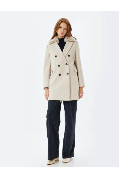 Wool coat with detachable faux fur collar, pockets and buttons. - 26